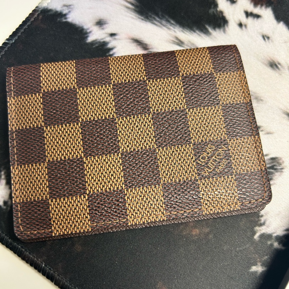 Louis Vuitton Damier Ebene card holder
CA1013